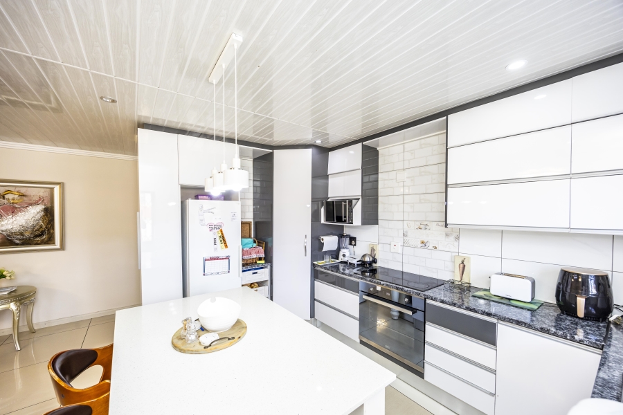 5 Bedroom Property for Sale in Beacon Bay North Eastern Cape